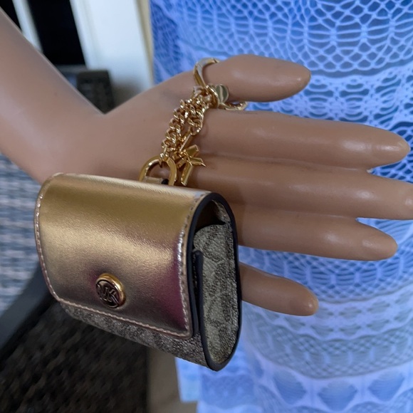 Michael Kors Jet Set Travel AirPod Case - Picture 11 of 16